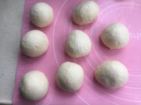 分成均匀8个。滚圆松弛10分钟