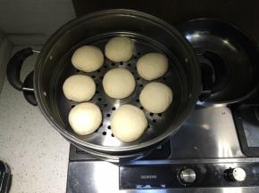 蒸锅内蓖子上刷一层植物油防粘，放入馒头胚，注意每一个面团之间要留空隙，先不要开火，盖上盖子醒发10分钟，然后开大火，从冒蒸气开始算，蒸8分钟，然后转到中火蒸7分钟，关火，焖3分钟，馒头就大功告成啦