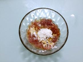 放入容器中，加入料酒、味极鲜酱油、盐、鸡精、玉米淀粉、食用油