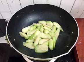 翻炒至断生变软