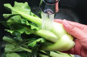 用流动的水洗净