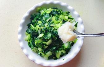换一个白色的碗，舀一勺猪油冻在菜上面