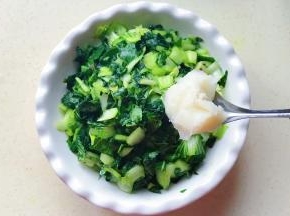 换一个白色的碗，舀一勺猪油冻在菜上面