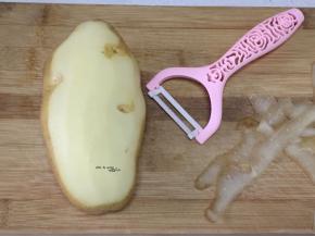 先把土豆洗净去皮