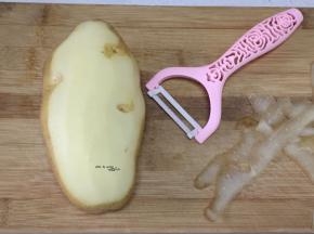 先把土豆洗净去皮