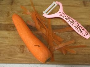 胡萝卜也是一样去皮，可以看出皮很薄