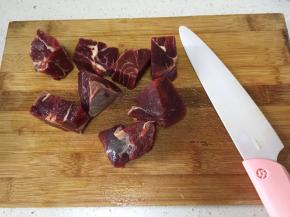 牛肉洗净切块