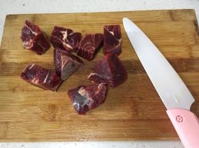 牛肉洗净切块