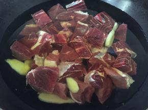 将牛肉加姜、料酒焯水后捞出（有葱可以加点葱）