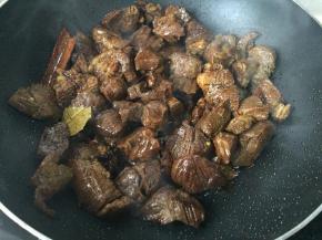 加入老抽、酱油翻炒匀