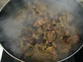 加入一勺黄豆酱，加入足够的水，大火煮开后转小火煮1小时左右，时间是根据肉的大小来决定的