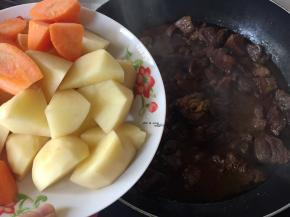 加入胡萝卜、土豆一起炖，加入盐调味煮入味即可。这个时候你会发现土豆没有浸泡也没变色，陶瓷刀抗氧化的效果就很明显体现出来了。