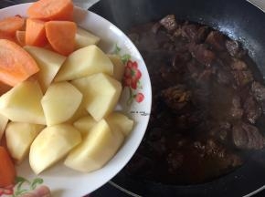 加入胡萝卜、土豆一起炖，加入盐调味煮入味即可。这个时候你会发现土豆没有浸泡也没变色，陶瓷刀抗氧化的效果就很明显体现出来了。