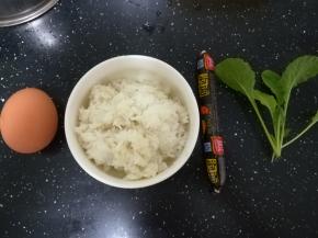 米饭，鸡蛋，火腿肠，青菜备用。