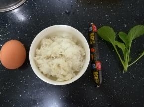 米饭，鸡蛋，火腿肠，青菜备用。