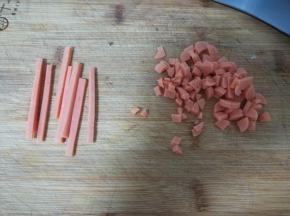 火腿肠一半切成丁，一半切成细条。