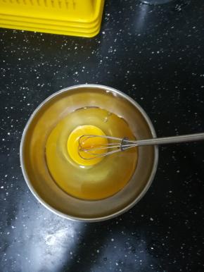 鸡蛋打入碗中，打散。