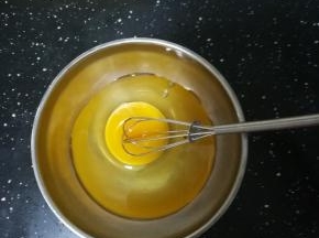 鸡蛋打入碗中，打散。