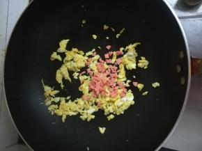 加入火腿丁一起翻炒。