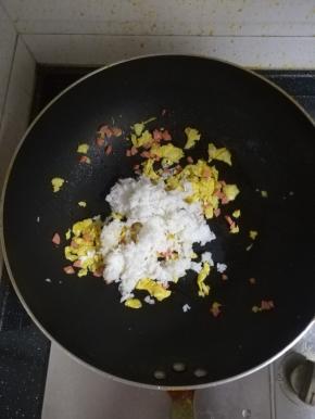 加入米饭翻炒。