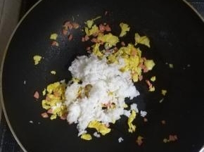 加入米饭翻炒。
