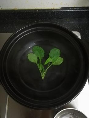 青菜用开水焯烫10秒左右。