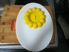 把饭装入模具中，倒扣在盘子里。