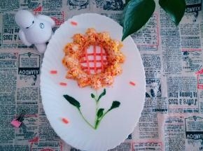 拿到模具，中间空的地方，拿火腿条摆成井字。青菜当成花梗和叶子。