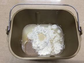 将所有材料放入面包机桶内（黄油和馅料除外），启动揉面程序12分钟