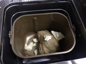 第一个揉面程序结束后，加入软化的黄油，继续启动第二个揉面程序13分钟