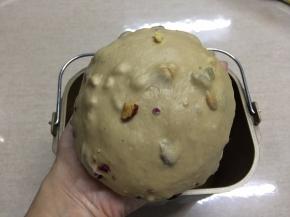 坚果已经完全揉进面团里即可