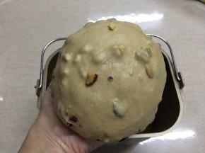 坚果已经完全揉进面团里即可