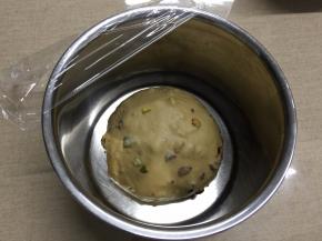 取出面团整圆后放入干净的容器内，盖保鲜膜常温进行一发（室温28度）