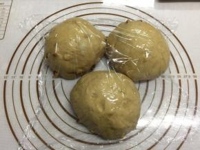 取出面团排气分成3等份，盖保鲜膜静置10分钟