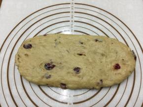 取出一个面团，擀成椭圆形