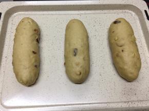 最后收口，整理两端，成长橄榄型即可，放入烤盘中，面团之间隔出足够的距离