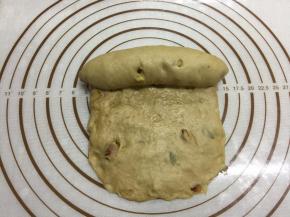 从上往下卷，下方要用手指压薄以便收口