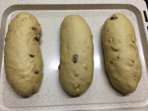 放入烤箱中进行二发，开启低温发酵功能，设置温度35度，底部加一碗温水，控制湿度在75度，约40分钟后取出，撒高粉割口