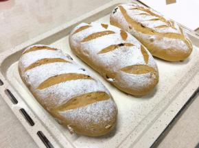 出炉后将面包移至网架上晾凉