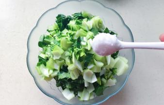 放碗里加一勺盐