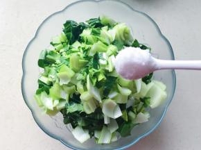 放碗里加一勺盐