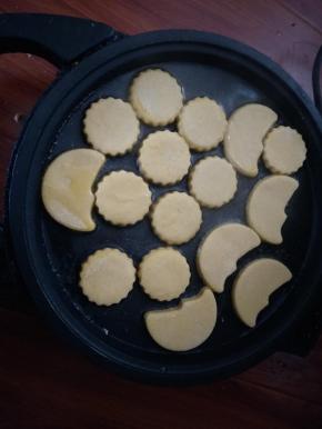电饼铛里入少许油，放入玉米面小饼