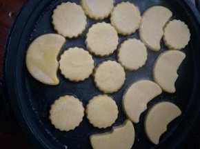 电饼铛里入少许油，放入玉米面小饼