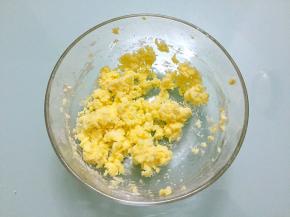 先用打蛋器搅拌均匀