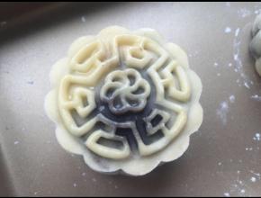 烤6分钟后拿出，刷蛋黄液。（注意少量）