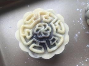 烤6分钟后拿出，刷蛋黄液。（注意少量）