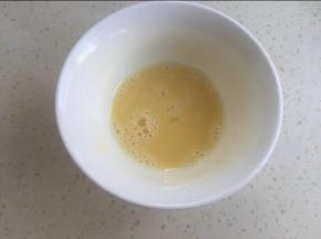 蛋黄液加适量水稀释