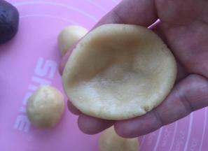 饼皮摊成小圆，放入馅料球，然后一点点把饼皮推上来，直到收口