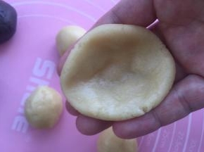 饼皮摊成小圆，放入馅料球，然后一点点把饼皮推上来，直到收口