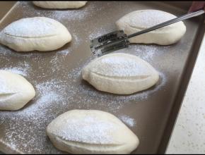 用割刀割出弧线。入烤箱烤之前往面团上喷点水。